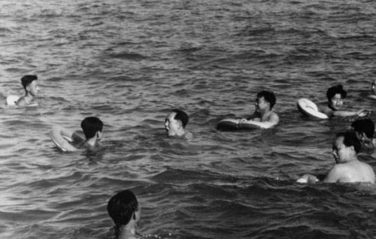 毛主席63岁游长江,81岁仍试图游湘江,但在游泳上,却还是有遗憾