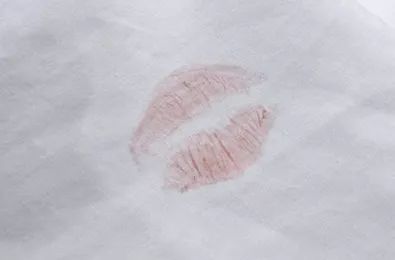 衣服染色了怎么办最简单的方法,衣服被染色最靠谱的恢复方法