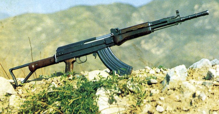 枪械的后坐力真的是往天上打的吗,枪支的后坐力如何产生的