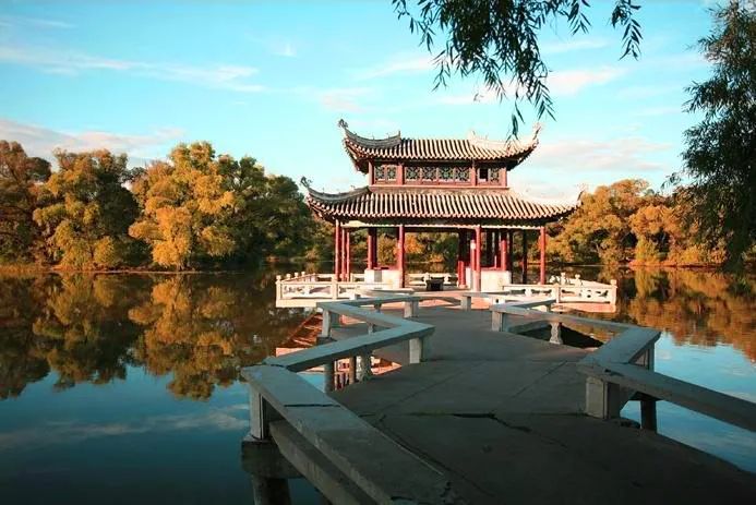 仙鹤起舞水粉画,仙鹤起舞展翅飞