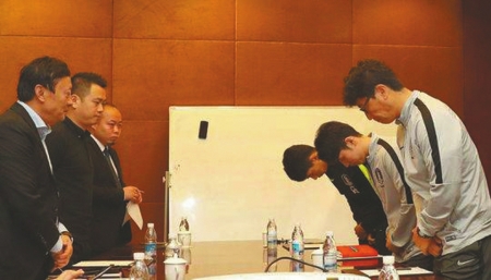 熊猫杯韩国队脚踏奖杯视频,熊猫杯韩国球员脚踩奖杯集体道歉