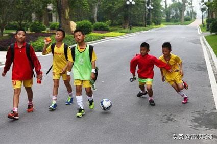 踢足球怎么进入职业队,踢足球容易长不高吗