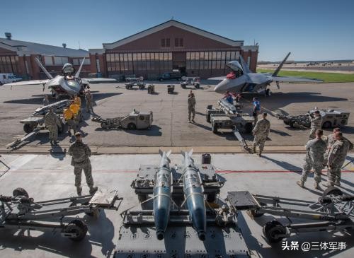 飞行员右眼前面的小镜片才是F-22的杀手锏：导弹发射前可反向锁定