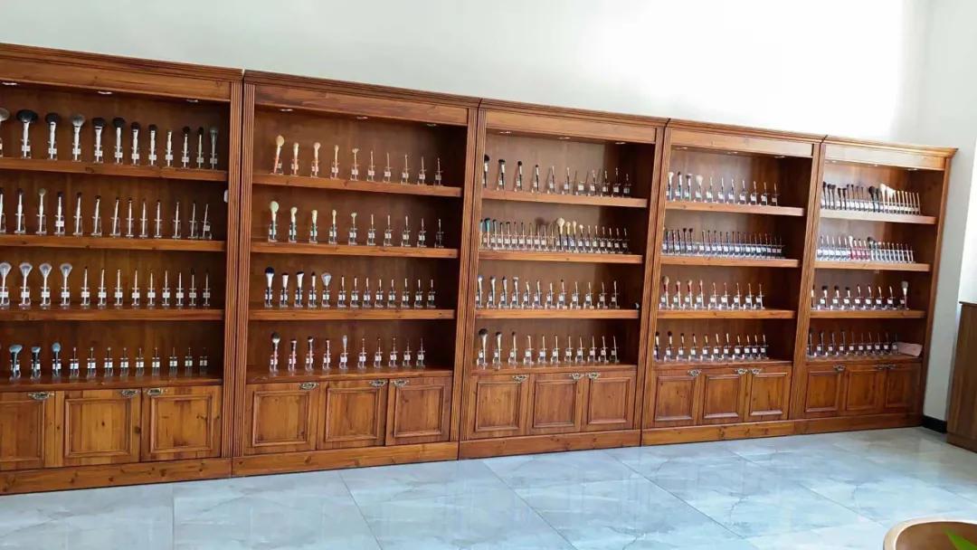 他让女人们疯狂剁手，一把“刷子”年销千万