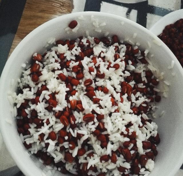 怎样包豆沙馅粽子,家常豆沙粽子的包法教程