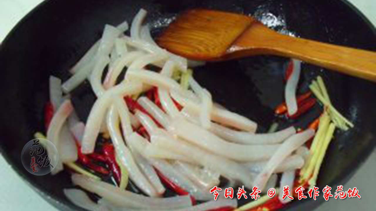 做这道香辣鱿鱼丝好吃到停不下来,湘菜爆炒干鱿鱼丝怎么炒好吃