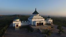 草原上的城市乌兰浩特,草原上升起不落的太阳夕阳正红