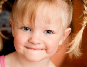 宝宝爱咬上嘴唇如何纠正,小孩喜欢咬嘴唇睡觉变龅牙