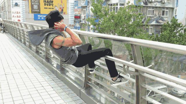 如果肌肉男出来摆地摊，要卖些什么？卖榴莲的“周杰伦”是亮点