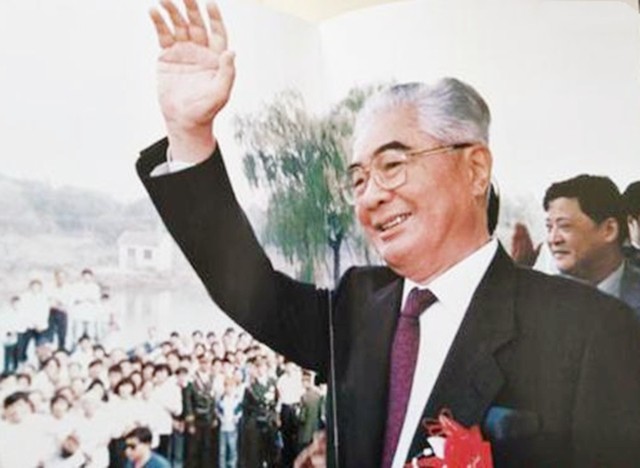 荣毅仁追悼会：规格等同国葬，千人悼念，学生崇拜特意请假来送行