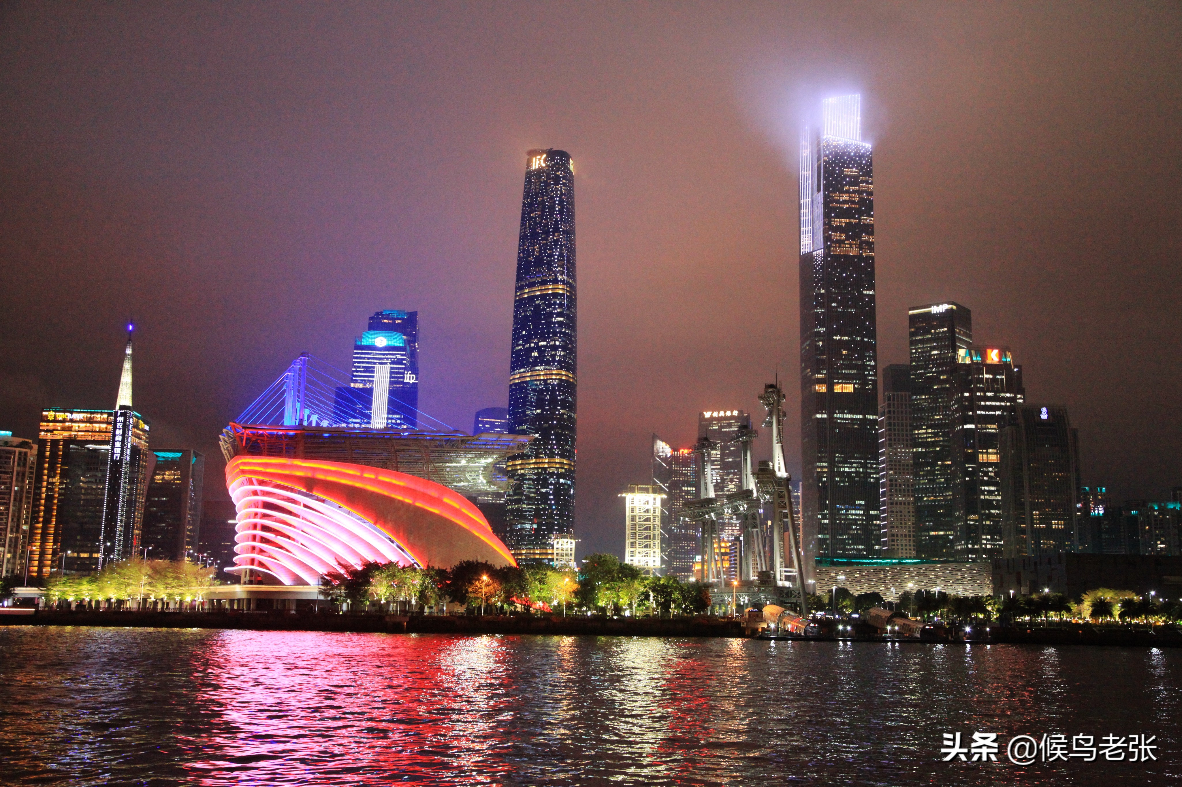 广州塔高耸入云,广州塔小蛮腰塔尖照片