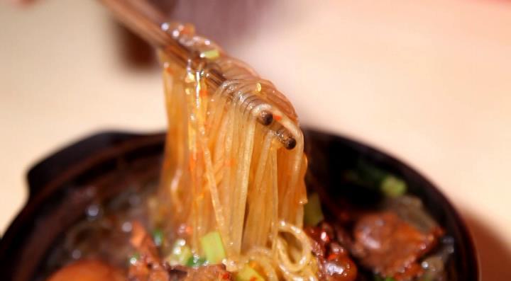 白菜牛肉砂锅粉丝,家庭版砂锅牛肉粉丝