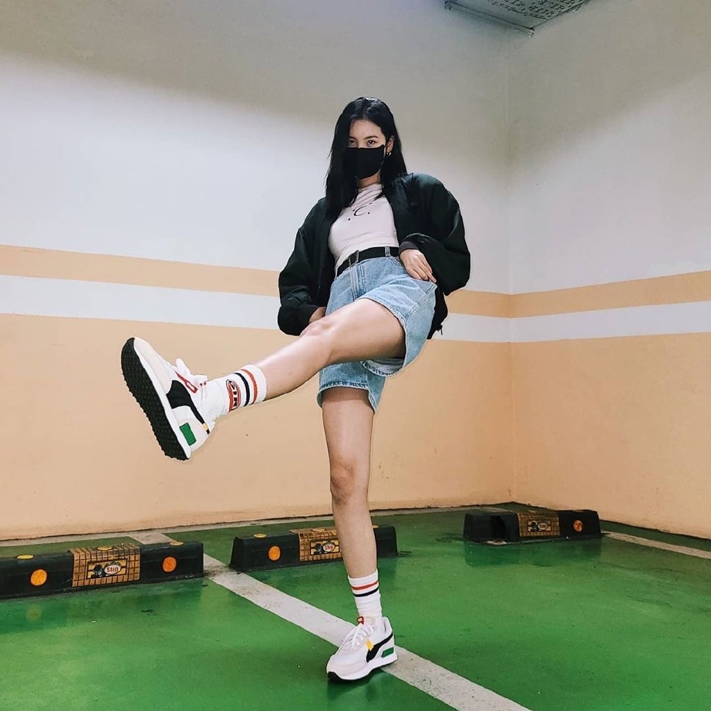 “南韩腿精”李宣美*服私**,白T超短裤加棒球外套,大长腿抢镜