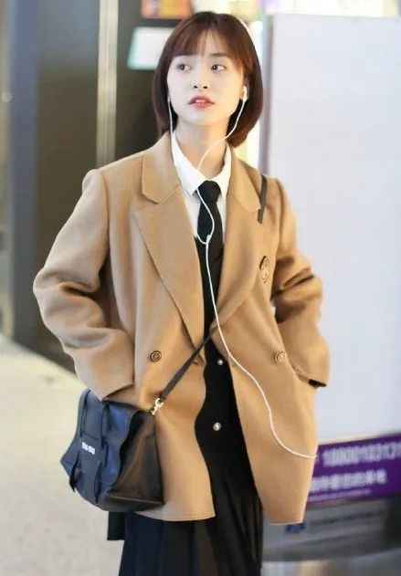 蝴蝶结领带衬衫搭配,白衬衫加领带怎么穿好看