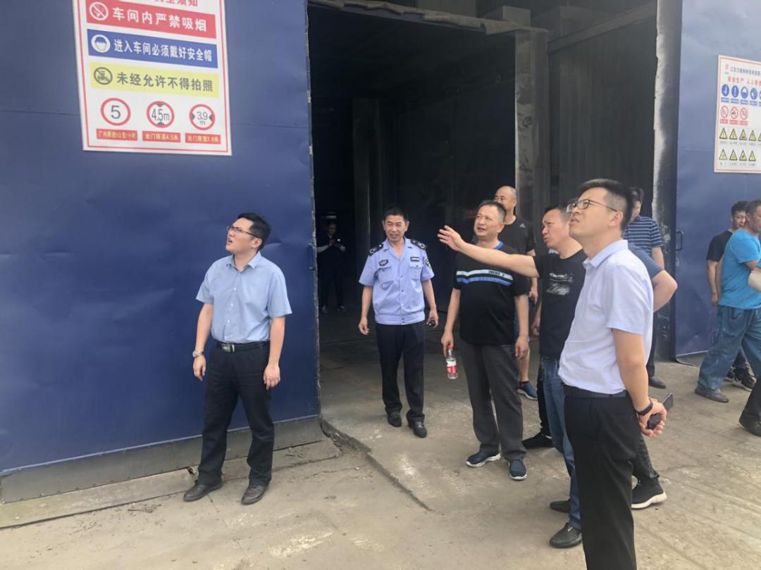 战高温斗酷暑努力工作不停步,战高温斗酷暑挥汗如雨