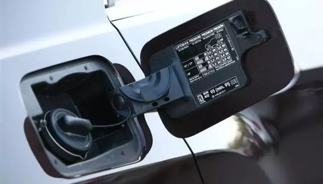 如何在车外快速判断油箱位置,怎么断定车油箱盖位置