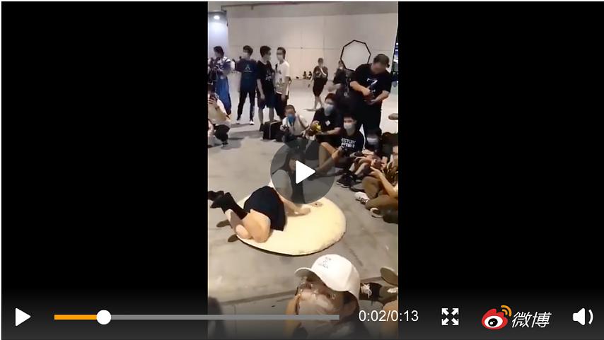 普通女性被采访,当女性被问到年龄的反应