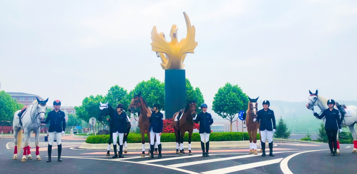 仪式好高端！大连艺术学院用盛妆马队迎送毕业生