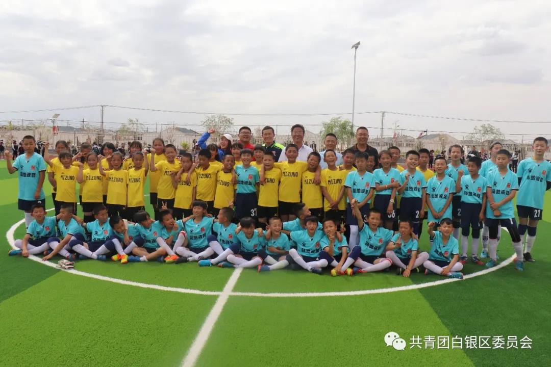 体育公益金助力足球,体育器材捐赠中学生