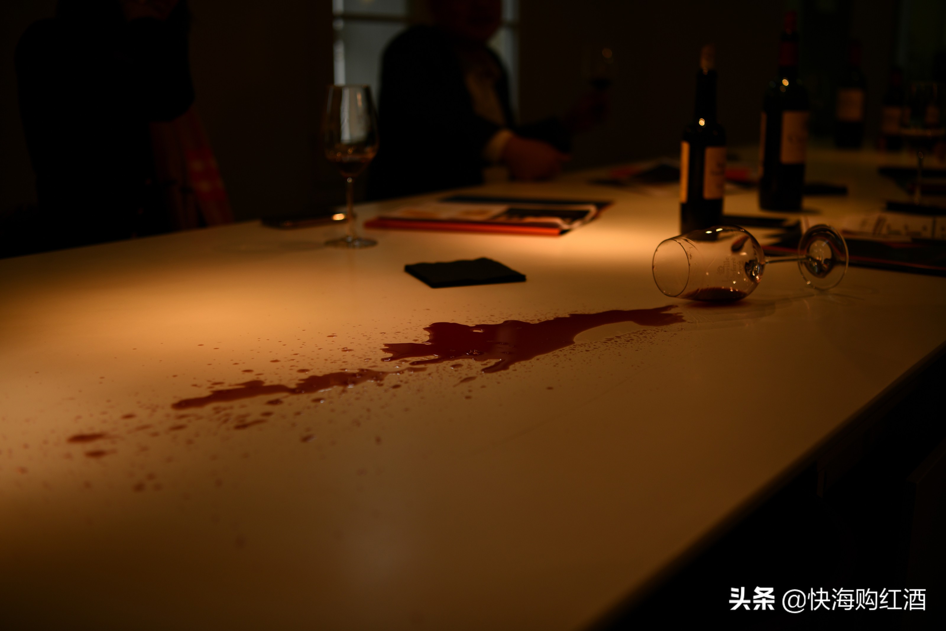 红酒渍弄到衣服上怎么办,衣服上的红酒渍怎么去除