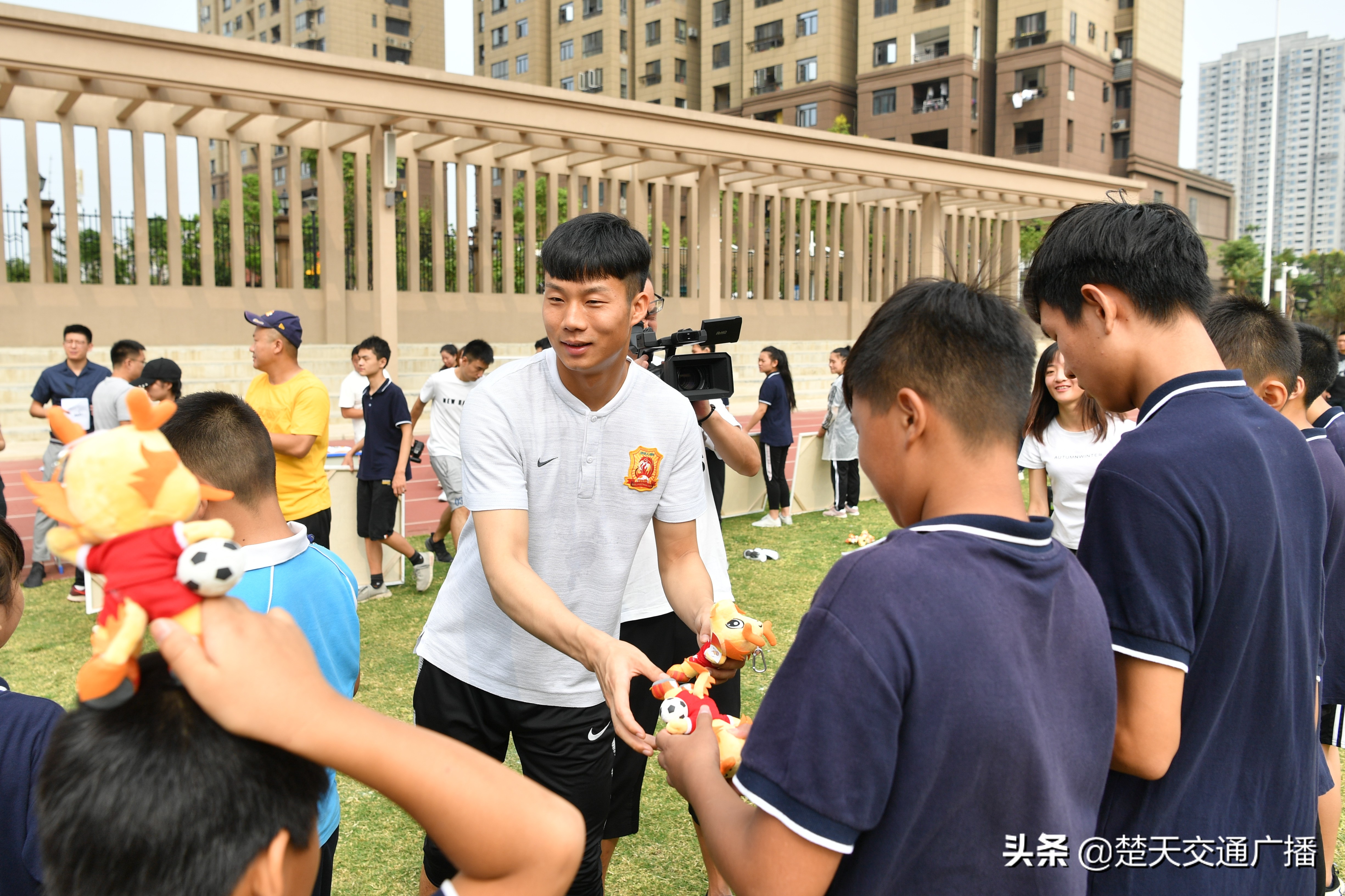 “超越·爱”武汉卓尔队球员走进武汉市第一聋哑学校