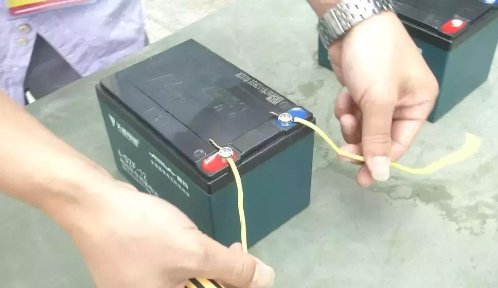 电动车充电口会有火花影响电瓶吗,电动车充电时会不会电人