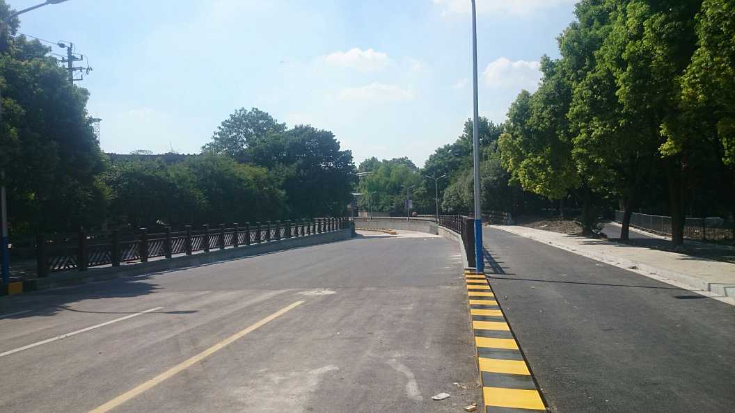 黄灯最后一秒过线，继续走还是停下来？今天告诉你答案