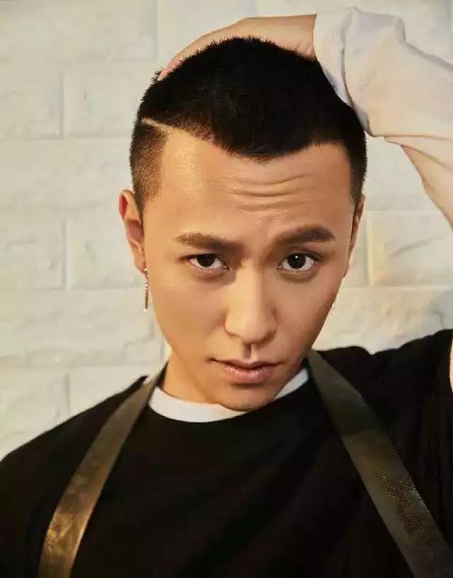 头发很硬两侧总是翘起怎么剪,头发很硬两侧总是翘起