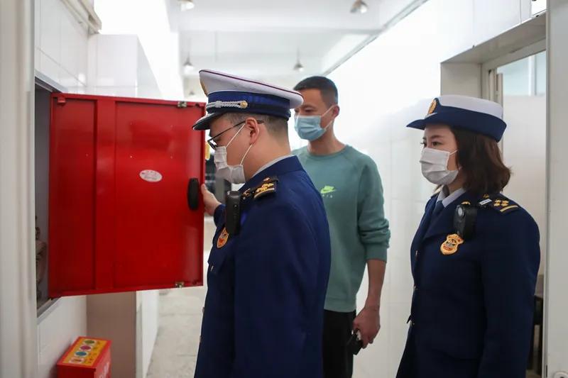 镇领导带队开展校园消防安全检查,重庆南岸区消防安全活动