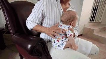 宝宝有胀气怎么拍嗝最有效,宝宝胀气后如何快速拍嗝