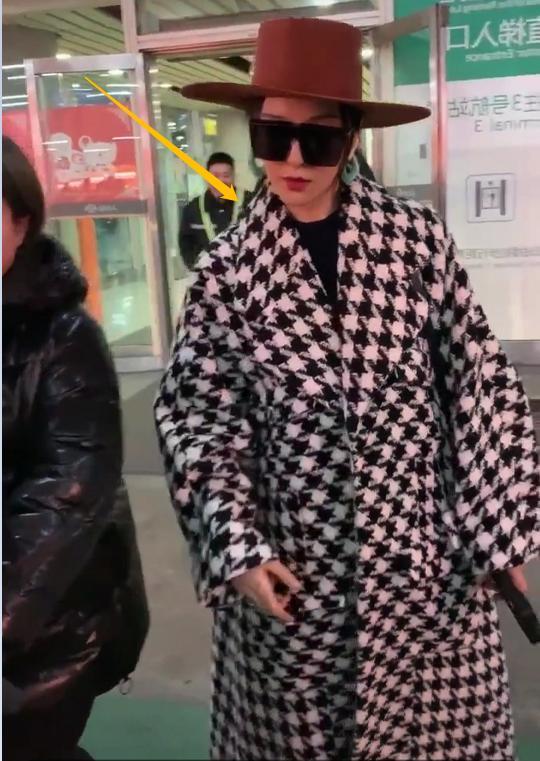 范冰冰穿红裙胖出小肚子,范冰冰近期穿露脐装