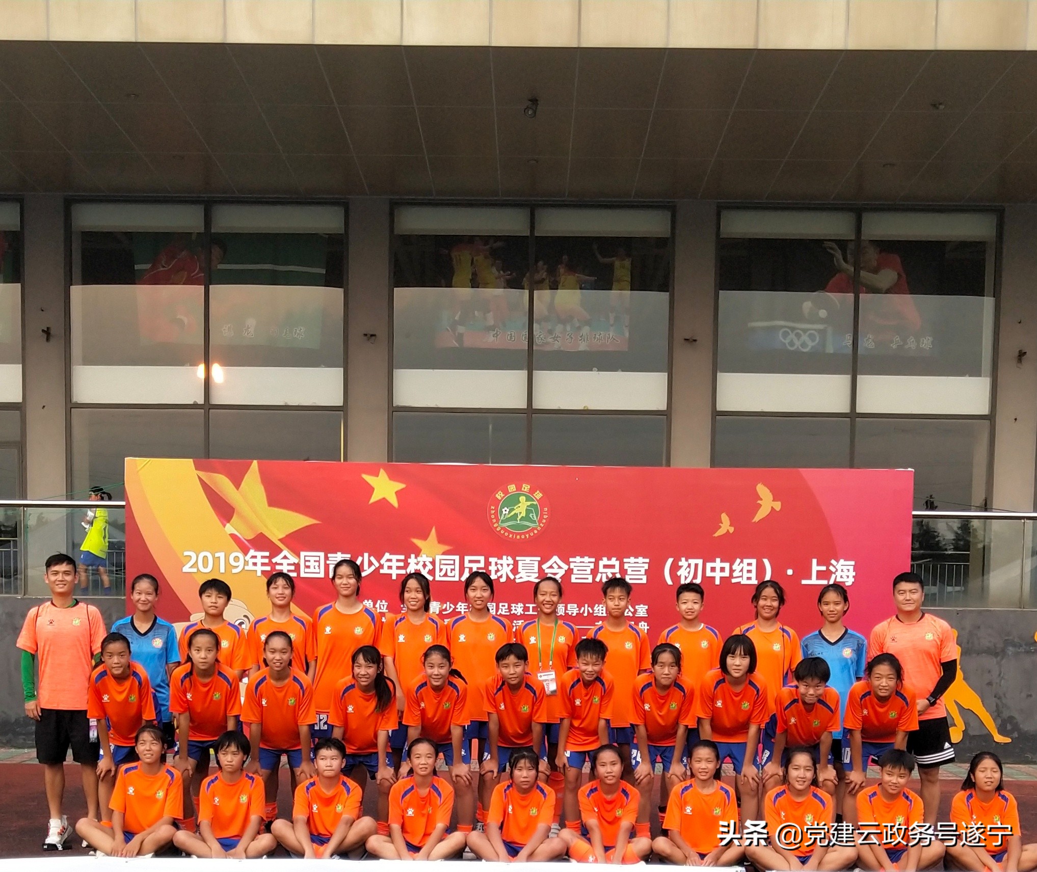 绿茵放飞梦想,足球绿茵放飞梦想