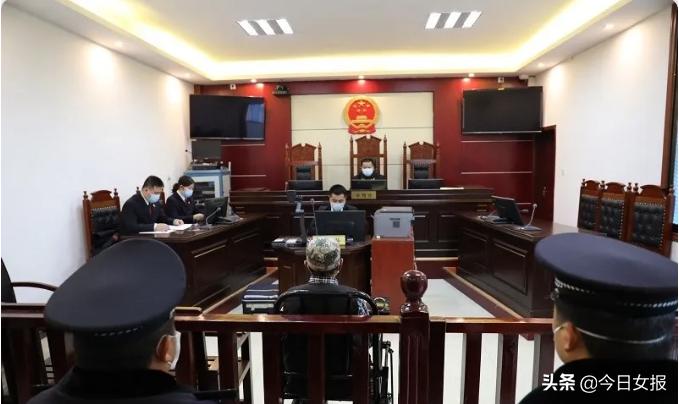 粤牌“宝马”硬闯长沙小区，业主提醒反遭“断指”！疫情期，这些冲动后果有多严重？