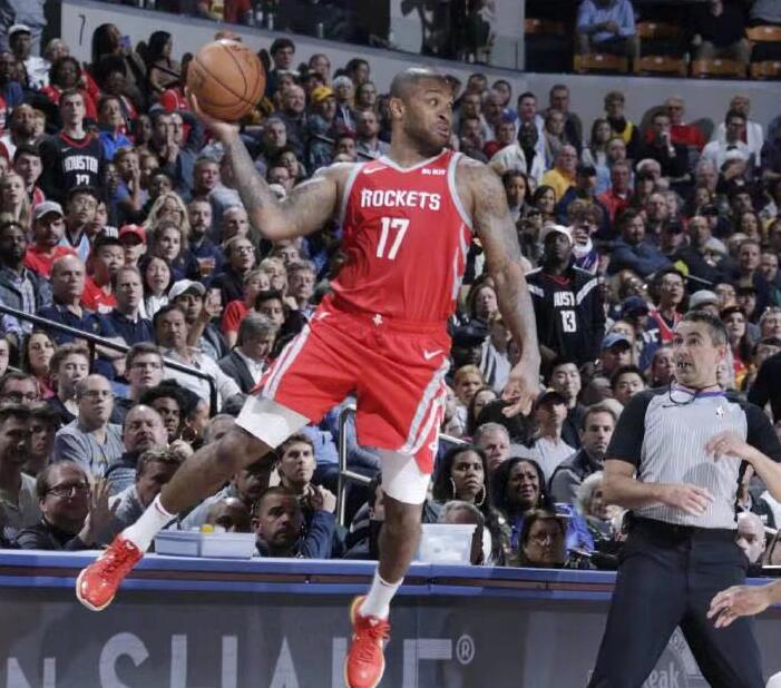 努力打球,火箭塔克轮换球员