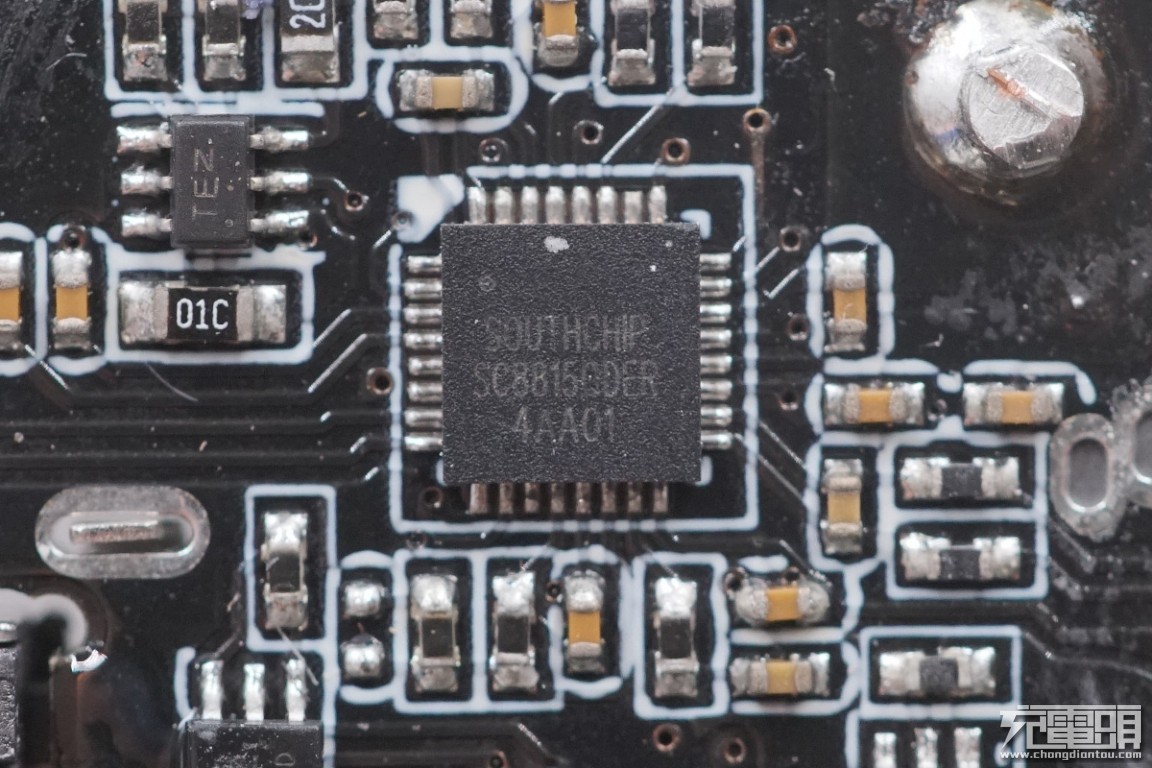 巨能移动电源拆解,绿巨能移动电源评测