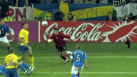 伊布上演经典背刺足球的魅力,伊布最经典过人