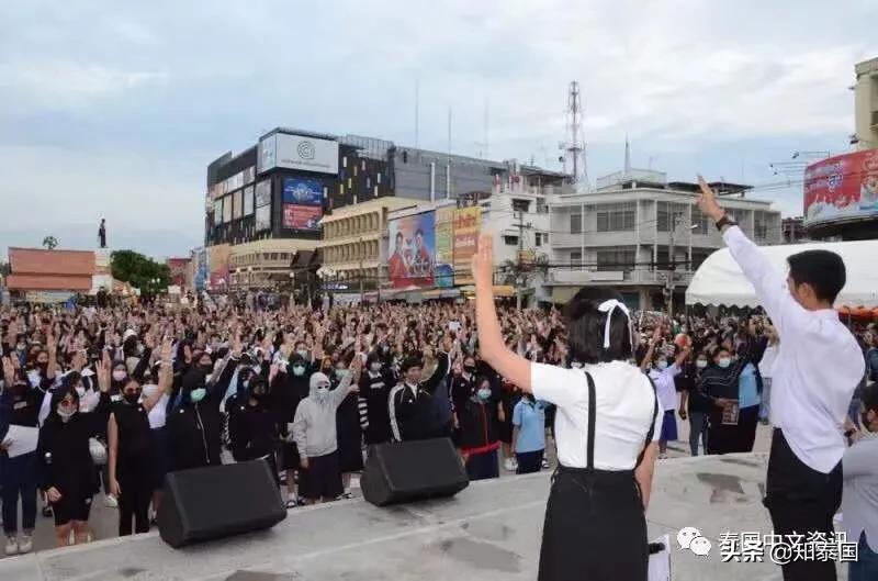 泰国*威示**者为了“毁灭独裁”,竟开始用上巫术了……