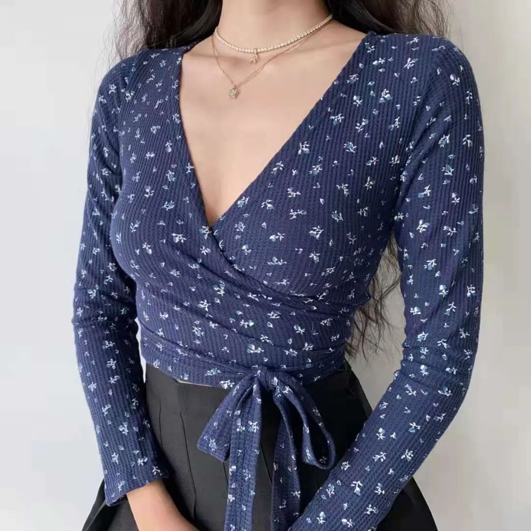 胸大和胸小穿衣对比哪个年轻,同一件衣服胸大和胸小同时穿对比