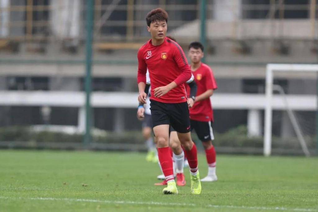 中国足球小将受伤,中国足球小将受伤骨折