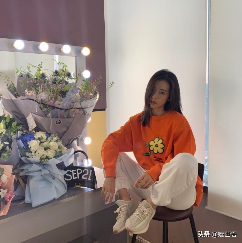 周雨彤穿板鞋图片,周雨彤spell牛仔裤穿搭