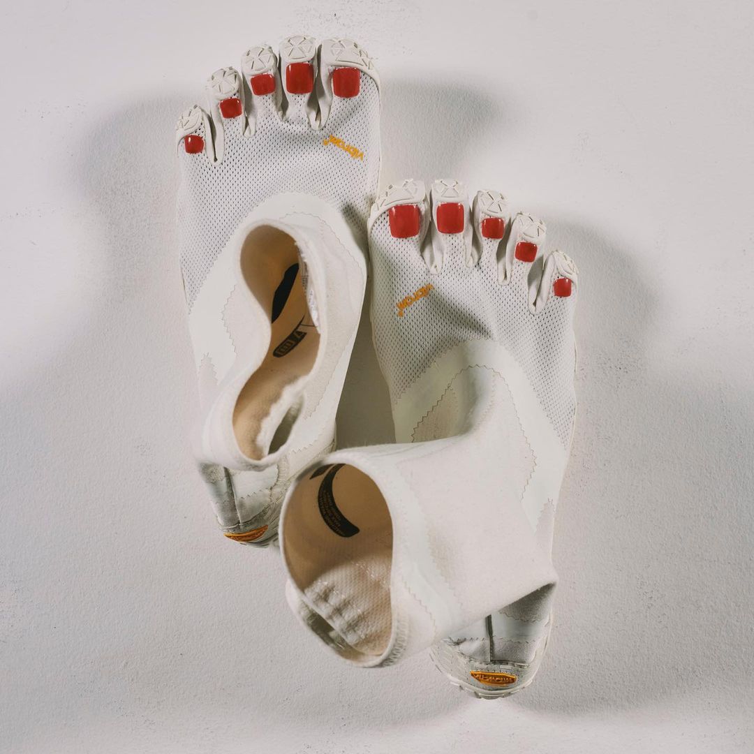 好闹～日本推肤色《五趾鞋》乍看以为「光脚丫」上街还擦指甲油呐