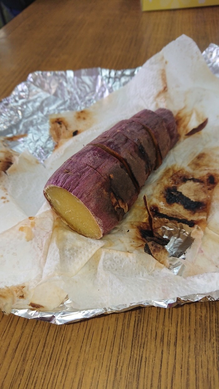 日本札幌的这家烤土豆店很特别，老板是条狗