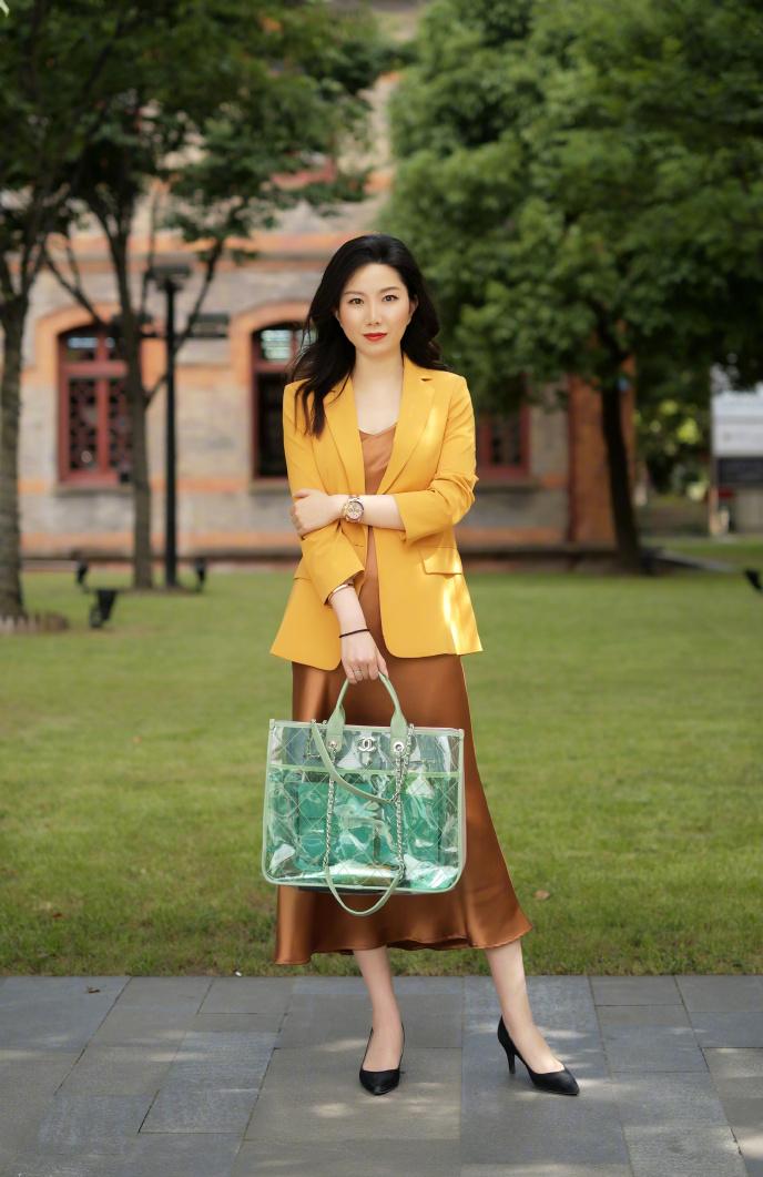 西装裙子怎么穿好看,西装裙子2019开春最时髦搭配