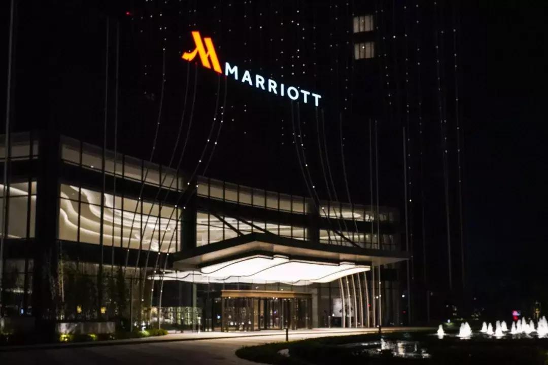 睡进这间藏身青山湖边的理想酒店，一起探寻临安城的悠居岁月~