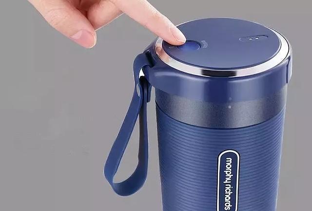 小孩手被榨汁机卡住,孩子手指被榨汁机搅伤