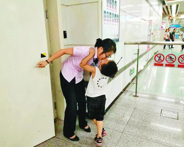 男孩暖心告白妈妈,男孩温情表白妈妈