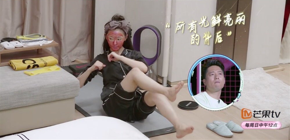 女明星爱脸有多疯狂？张天爱化妆台价值连城，连睡觉都要开美容仪