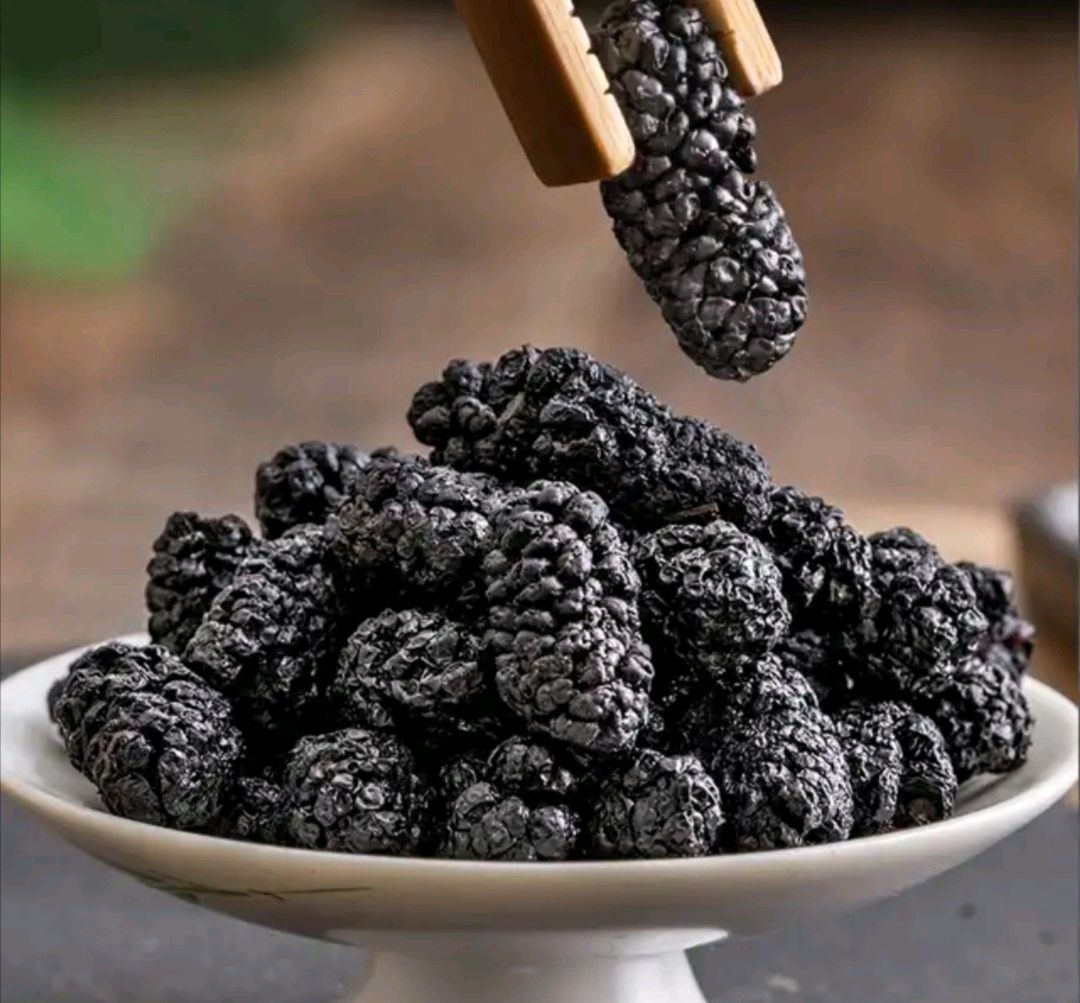 桑葚干水洗掉色,桑葚干是否染色用水泡能鉴别吗