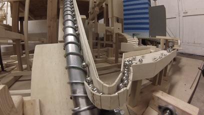 如何同时玩300颗弹珠？盖一座3米高的弹珠城堡就好了