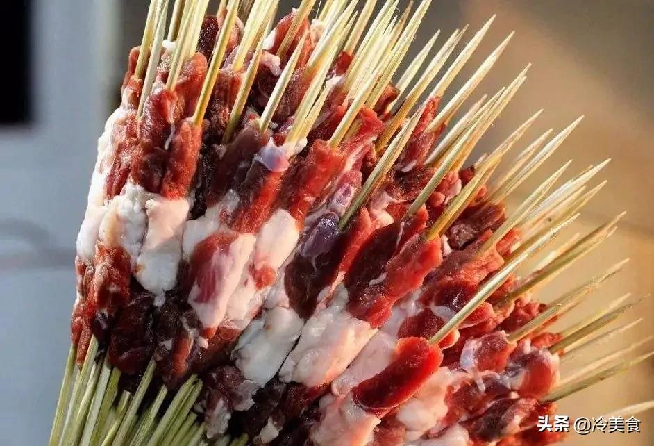 自己在家烤羊肉串，一个电饼铛就足够了，烤好的羊肉串鲜嫩焦香